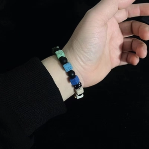 Detailaufnahme der Lava-Steinperlen mit natürlicher Porenstruktur auf einem Armband