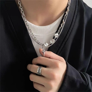 Détail du collier multicouche en acier titane avec pendentif étoile et perles œil de chat