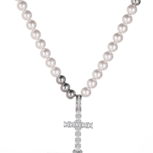 Collier de perles élégant avec pendentif croix serti de diamants en acier titane poli