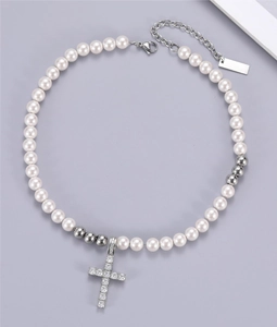 Vue détaillée du collier de perles avec pendentif croix serti de diamants et perles argentées