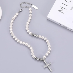 Collier Elégant en Künstliche Perles de Coquille Avec Pendentif Croix en Acier Titane et Zirconium Brillant Bijoux pour Femmes