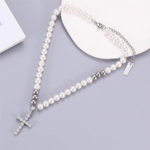 Collier de perles élégant avec pendentif croix en cristal étincelant et perles argent