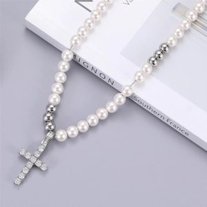 Élégant collier de perles avec pendentif croix serti de strass brillants sur livre