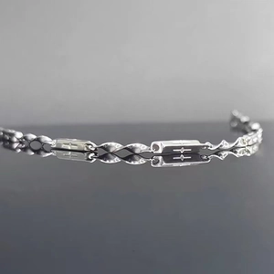 Dettaglio della collana Mobius in acciaio al titanio con piastre metalliche incise a stella