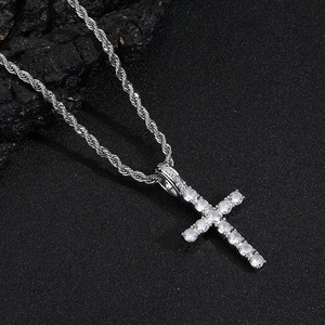 Collier Pendentif Croix Hip Hop Acier au Titane Chaîne Torsadée en Acier Inoxydable Bijoux Incrustés de Strass Cadeau Homme