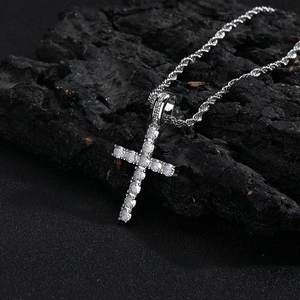 Détail du pendentif croix hip-hop argenté serti de pierres sur chaîne torsadée