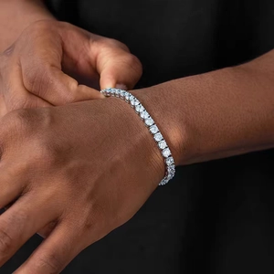 Bracelet tennis hip hop en acier titane avec zircons AAA sur le poignet du modèle