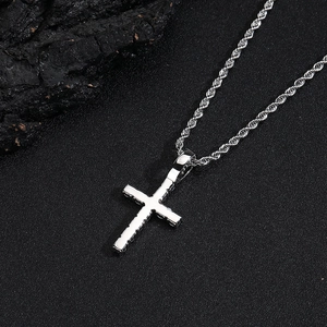 Collier pendentif croix argent hip hop pour homme avec zircons sur une chaîne de corde tordue