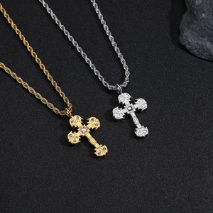 Colliers avec pendentifs croix hip-hop en or et argent avec gravures baroques en zircon