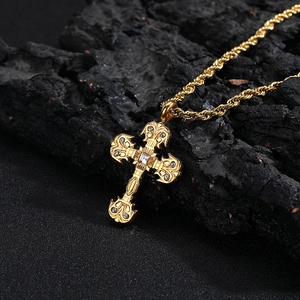 Collier Pendentif Croix Sculpté Baroque Vintage Acier Titane Bijoux Hip Hop Strass pour Hommes Femmes Unisexe Cadeau Fête