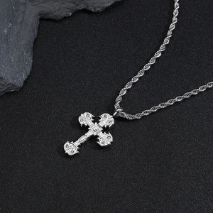 Détail du pendentif croix argenté avec zircons et chaîne en acier inoxydable torsadée