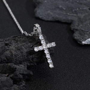 Collier pendentif croix argent hip hop avec zircons clairs sur roche noire