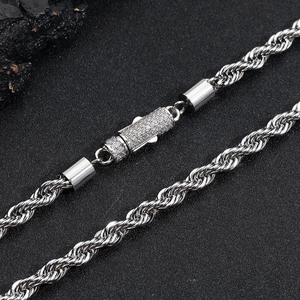 Makroaufnahme einer 6mm Silber-Kordelkette mit funkelndem Zirkonia-Zylinder-Verschluss