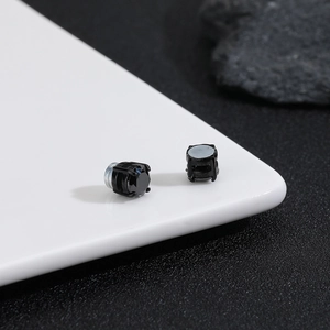 Detail von magnetischen schwarzen Ohrsteckern mit Zirkonia und Krappenfassung für Herren