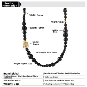 Vue détaillée du collier en perles noires avec pendentif doré et spécifications de taille