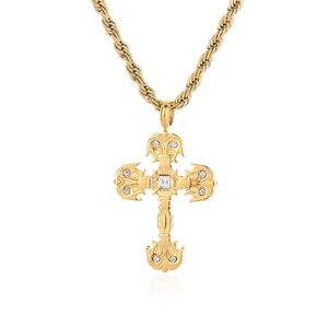 Pendentif croix dorée hip hop avec pierres de zircone sur une chaîne de type corde