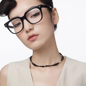 Collier hip hop pour homme avec perles noires et cubes dorés porté par un mannequin chic