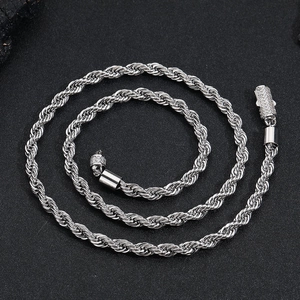Detail einer 6mm silbernen Edelstahl-Kordelkette mit einem kristallbesetzten Verschluss