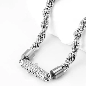 Detailaufnahme einer silbernen Kordelkette mit einem zirkonbesetzten Zylinderverschluss