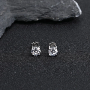Paar Magnet-Ohrstecker mit rundem Zirkon in silberner Vier-Krallen-Fassung