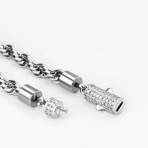 Detail der 6mm Edelstahl-Kordelkette mit eisigem Mikro-Pave-Diamantverschluss