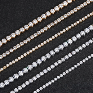 Comparaison détaillée de bracelets tennis avec zircons AAA en finitions or et argent