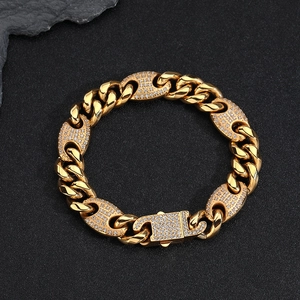 Gouden Cubaanse schakelarmband met zirkonia-stenen op donkere achtergrond