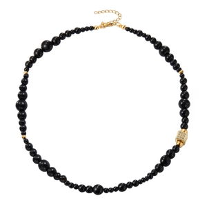 Collier minimaliste en perles noires avec pendentif cube doré et chaîne réglable