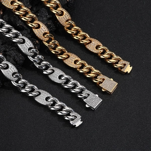 Detailopname van gouden en zilveren Cubaanse armbanden met pavé-gezette zirkonia schakels