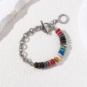 Detail bunter Lavastein-Perlen und silberner Edelstahl-OT-Verschluss an einem Armband
