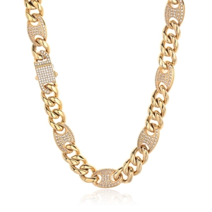 Detail van gouden Cubaanse schakelketting met met zirkonia bezette varkenssnuit-schakels