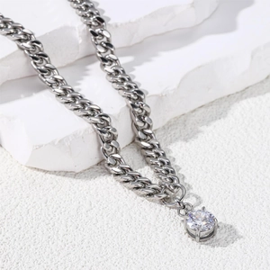 Détail de la chaîne cubaine en argent avec un pendentif en zircone de coupe brillante