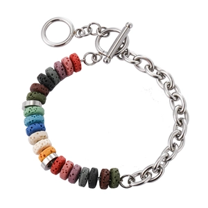 Modisches Titanstahl Armband mit bunten Lavasteinen und Knebelverschluss Detail