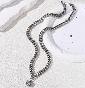 Vue détaillée du collier gourmette argenté avec un pendentif en pierre de zircone éclatante
