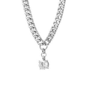 Détail de la chaîne gourmette argentée avec pendentif en zircon rond étincelant