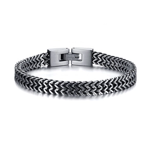 Gros plan d'un bracelet tressé en acier inoxydable à double maillon V avec fermoir métal
