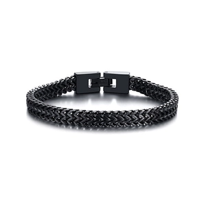 Détail d'un bracelet gourmette noir mat en acier inoxydable pour homme avec fermoir plié