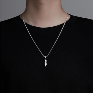 Détail du pendentif totem solaire masculin avec sa chaîne argentée tressée