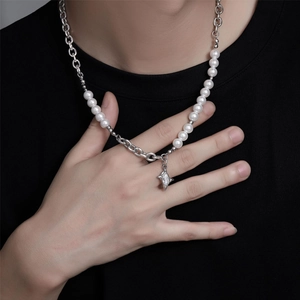 Collana unisex con perle e catena d'argento, ciondolo a stella in zircone su maglia nera