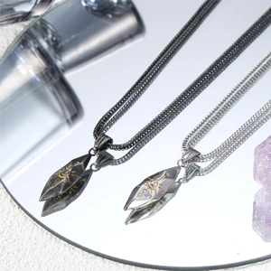 Collier Pendentif Pierre de Souhait Vintage en Acier Titane Totem Solaire Losange Géométrique Bijoux Hip Hop Homme Femme