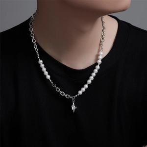 Dettaglio del ciondolo a stella con cristallo marquise su collana in perle e acciaio titanio
