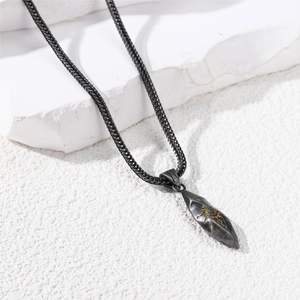 Collier météorite rétro avec pendentif totem bicolore sur texture de pierre