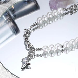 Collana di perle e acciaio al titanio con ciondolo a stella e intarsio in zircone lucido