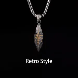 Gros plan du pendentif totem soleil vintage avec texture métal vieilli sur chaîne