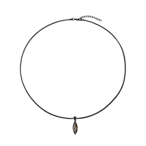 Détail du collier en cordon noir avec pendentif gris foncé orné de symboles dorés