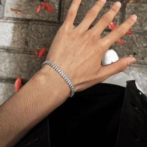 Bracelet tennis en acier inoxydable argenté avec zircons rectangulaires sur poignet extérieur