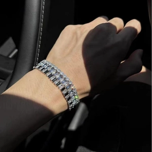 Vue détaillée de plusieurs bracelets de tennis en acier inoxydable sertis de zircons