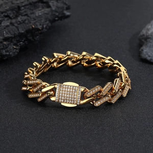 Detailaufnahme des goldenen Panzerarmbands mit diamantbesetztem quadratischem Verschluss