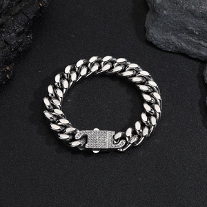 Vue détaillée d'un bracelet gourmette argenté avec boucle sertie de diamants sur pierre noire