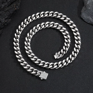 Collier chaîne cubaine en argent poli avec fermoir serti sur fond de pierre noire